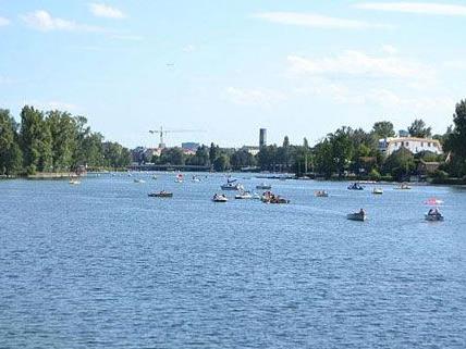 An der Alten Donau werden am Wochenende Bootsfahrer verköstigt.