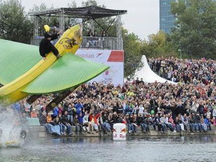 Auch heuer wurde es spritzig-nass am Red Bull Flugtag in Wien. Auch heuer wurde es spritzig-nass am Red Bull Flugtag in Wien.