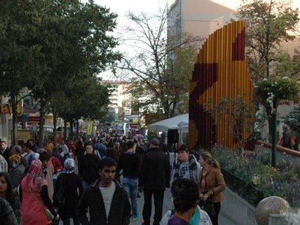 Nach Angaben der Geschäftsleute waren 1,5 Millionen Kunden beim Festival am Freitag und Samstag dabei. Nach Angaben der Geschäftsleute waren 1,5 Millionen Kunden beim Festival am Freitag und Samstag dabei.