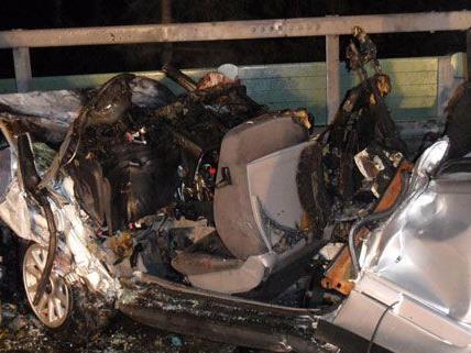 Der Lenker des Unfallautos konnte von der Feuerwehr nur mehr tot geborgen werden.