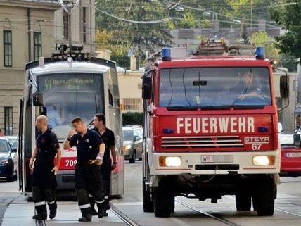 Zusammenstoß zwischen Auto und 49er in Wien-Penzing.