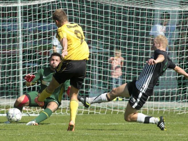 Überraschende Resultate in den Sonntag-Spielen im Fußball-Unterhaus. Überraschende Resultate in den Sonntag-Spielen im Fußball-Unterhaus.