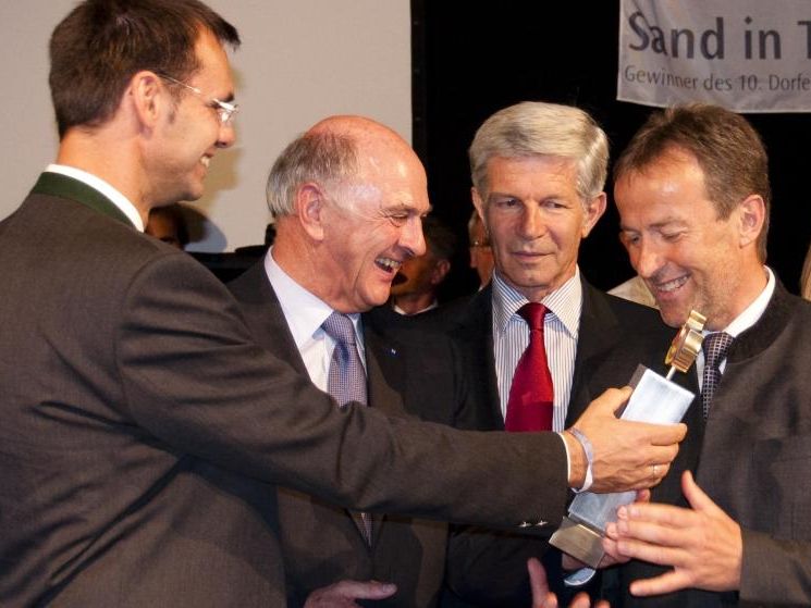 Markus Wallner (links) und Erwin Pröll (zweiter von links) überreichen Georg Moosbrugger die Siegestrophäe. Markus Wallner (links) und Erwin Pröll (zweiter von links) überreichen Georg Moosbrugger die Siegestrophäe.