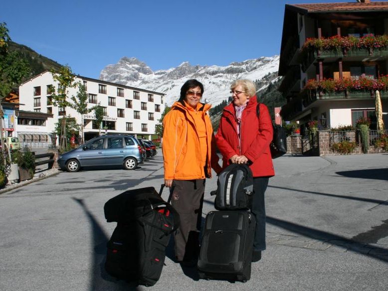 Der Herbst begann in hochalpinen Lagen des Bregenzerwaldes mit faszinierendem Kontrast und begrüßte die Urlaubsgäste mit Blütenpracht auf den Hotelbalkonen und weißen Berggipfeln. Der Herbst begann in hochalpinen Lagen des Bregenzerwaldes mit faszinierendem Kontrast und begrüßte die Urlaubsgäste mit Blütenpracht auf den Hotelbalkonen und weißen Berggipfeln.