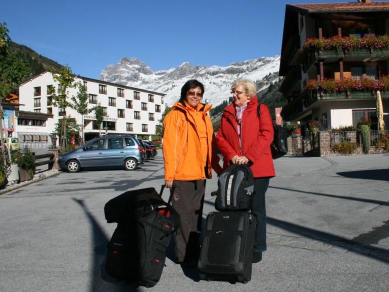 Der Herbst begann in hochalpinen Lagen des Bregenzerwaldes mit faszinierendem Kontrast und begrüßte die Urlaubsgäste mit Blütenpracht auf den Hotelbalkonen und weißen Berggipfeln.