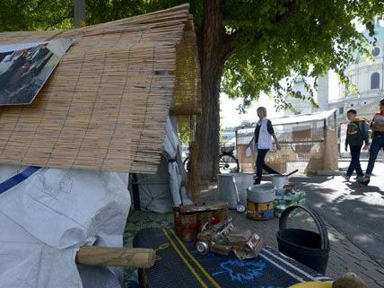 Bis zum 7. Oktober kann auf dem Karlsplatz ein Flüchtlingsoktober von Ärzte ohne Grenzen besichtigt werden. Bis zum 7. Oktober kann auf dem Karlsplatz ein Flüchtlingsoktober von Ärzte ohne Grenzen besichtigt werden.