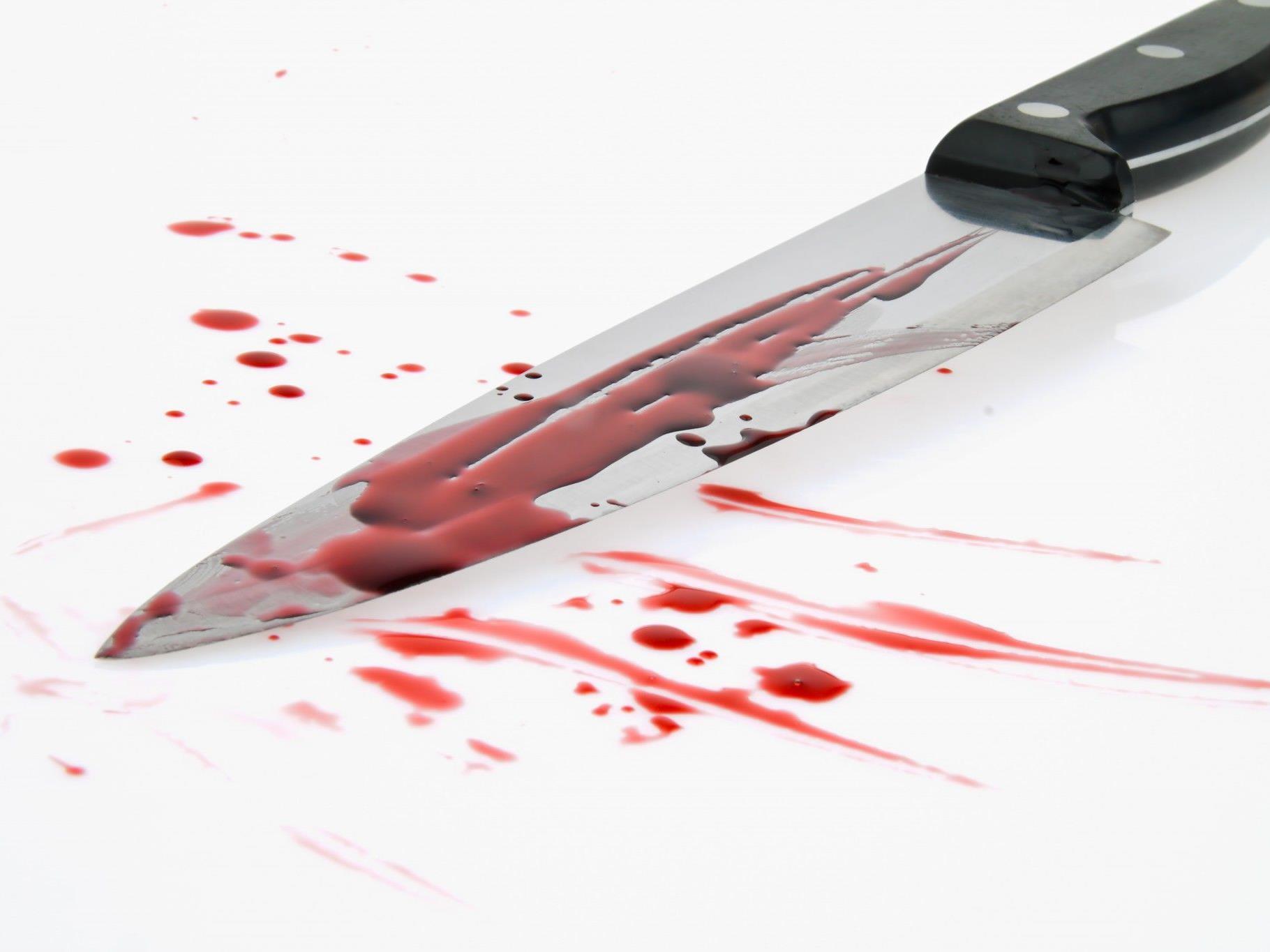 Ein 20-Jähriger wurde in der Nacht auf Samstag mit einem Küchenmesser niedergestochen.