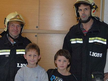 Lukas und Max wurden von der Feuerwehr aus dem WC ihrer Volksschule befreit. Lukas und Max wurden von der Feuerwehr aus dem WC ihrer Volksschule befreit.