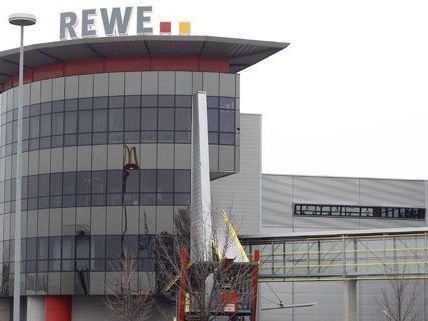 Noch im Herbst sollen erste Ermittlungsergebnisse nach den Razzein bei Rewe veröffentlicht werden. Noch im Herbst sollen erste Ermittlungsergebnisse nach den Razzein bei Rewe veröffentlicht werden.