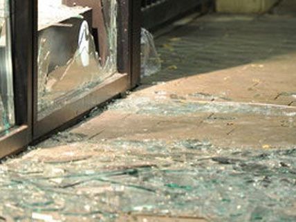 Zwei 21-Jährige sollen eine Schaufensterscheibe in der Taborstraße eingeschlagen haben. Zwei 21-Jährige sollen eine Schaufensterscheibe in der Taborstraße eingeschlagen haben.