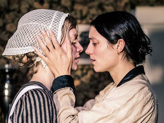 Eva Allenbach als Dienstmädchen und Julia Lena Lippoldt als Gräfin Meta Eva Allenbach als Dienstmädchen und Julia Lena Lippoldt als Gräfin Meta