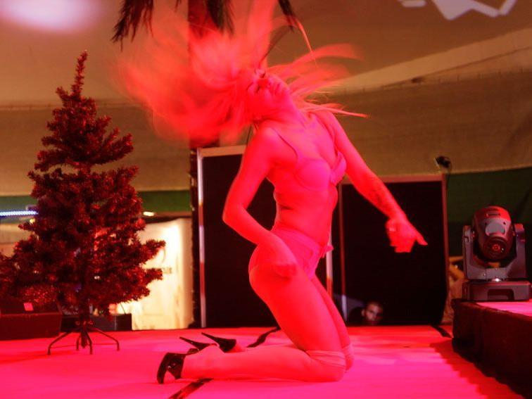 Tänzerinnen sorgen für laszive Showeinlagen auf der Erotikmesse in Bergheim.