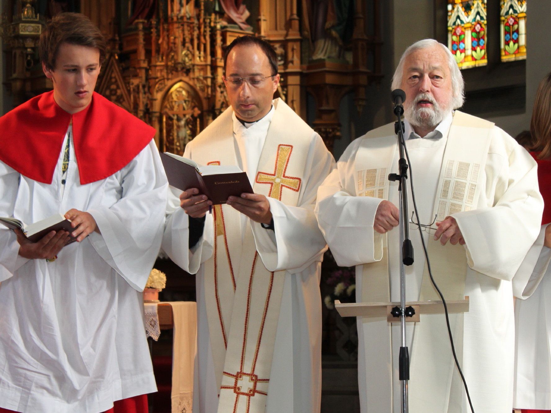 Hl. Messe in Fraxern zum Pfarreinzug von Pfarrmoderator Pio Reinprecht: (v.li.) Ministrant David Nachbaur, Pfarrmoderator Pio Reinprecht, Dekan Toni Oberhauser, Ministrantin Annabell Nachbaur. Hl. Messe in Fraxern zum Pfarreinzug von Pfarrmoderator Pio Reinprecht: (v.li.) Ministrant David Nachbaur, Pfarrmoderator Pio Reinprecht, Dekan Toni Oberhauser, Ministrantin Annabell Nachbaur.