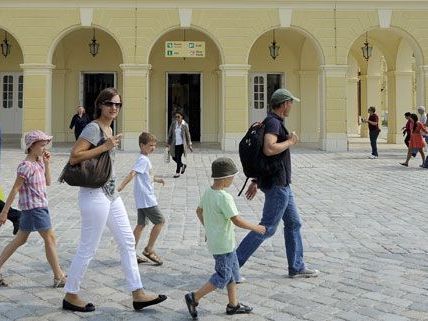 Für Städtereisende bieten sich City-Cards wie die Wien-Karte an, sie ermöglichen Vergünstigungen bei zahlreichen Attraktionen. Für Städtereisende bieten sich City-Cards wie die Wien-Karte an, sie ermöglichen Vergünstigungen bei zahlreichen Attraktionen.