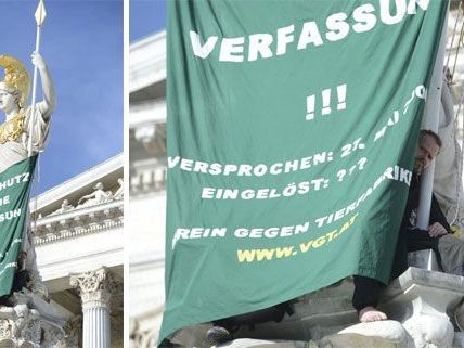 Der VGT kletterte für den Tierschutz auf die Statue vor dem Wiener Parlament. Der VGT kletterte für den Tierschutz auf die Statue vor dem Wiener Parlament.