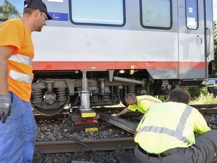 Der Betrieb auf der Westbahnstrecke soll um 18 Uhr wieder regulär aufgenommen werden. Der Betrieb auf der Westbahnstrecke soll um 18 Uhr wieder regulär aufgenommen werden.