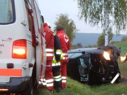 Die verletzte Lenkerin übersah vermutlich das Stauende einer Straßenbaustelle Die verletzte Lenkerin übersah vermutlich das Stauende einer Straßenbaustelle