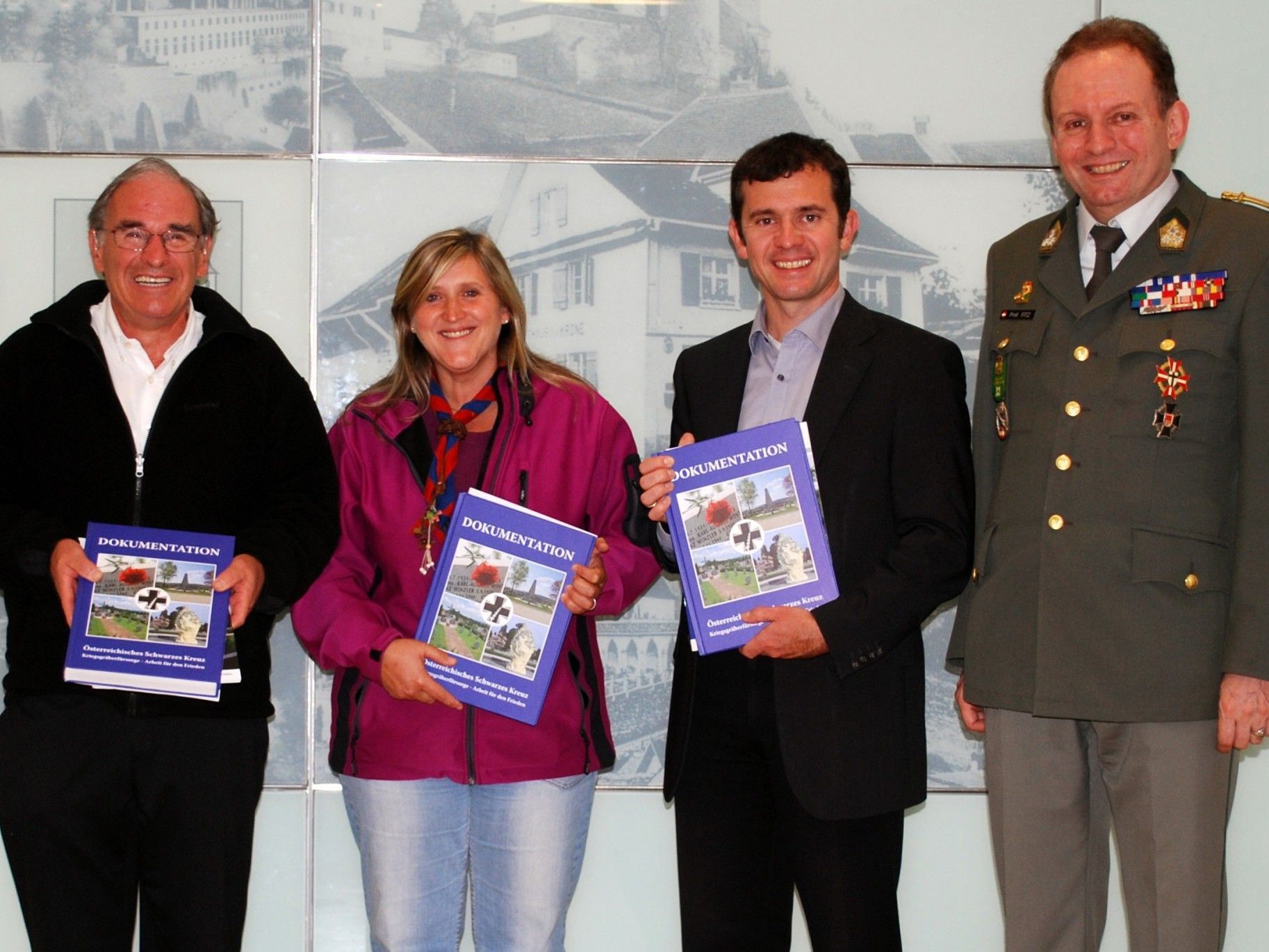 : (v.l.n.r.) Wolfgang Prugger, Nicole Mayer, Bürgermeister Martin Summer, Oberst Prof. Erwin Fitz; Dr. Franz Freilinger konnte nicht an der Ehrung teilnehmen : (v.l.n.r.) Wolfgang Prugger, Nicole Mayer, Bürgermeister Martin Summer, Oberst Prof. Erwin Fitz; Dr. Franz Freilinger konnte nicht an der Ehrung teilnehmen