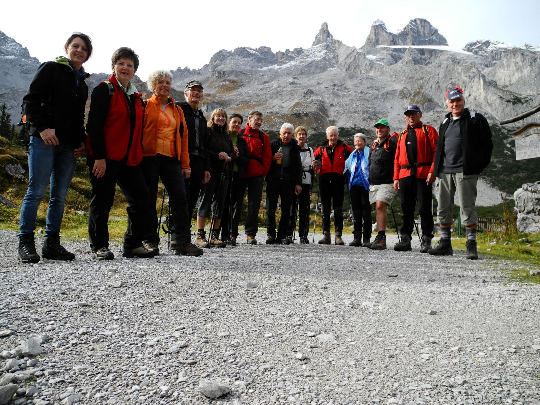 Die agilen Wanderer der Senioren Radsportvereinigung bei der Lindauer Hütte. Die agilen Wanderer der Senioren Radsportvereinigung bei der Lindauer Hütte.