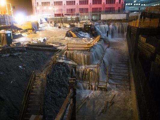 Der Ground Zero in New York steht unter Wasser. Der Ground Zero in New York steht unter Wasser.