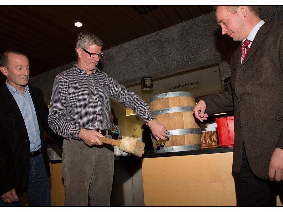 Bürgermeister Georg Fröwis beim Bockbier-Anstich Bürgermeister Georg Fröwis beim Bockbier-Anstich