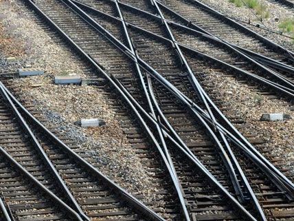 Pkw mit fünf Insassen im Bezirk Krems auf Bahngleise gestürzt Pkw mit fünf Insassen im Bezirk Krems auf Bahngleise gestürzt