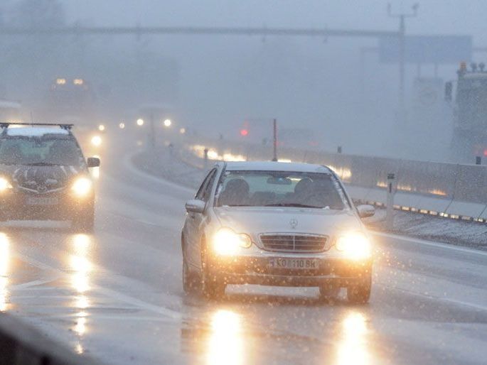 Winterwetter - Pkw und Lkw auf A2 bei Wiener Neustadt kollidiert Winterwetter - Pkw und Lkw auf A2 bei Wiener Neustadt kollidiert