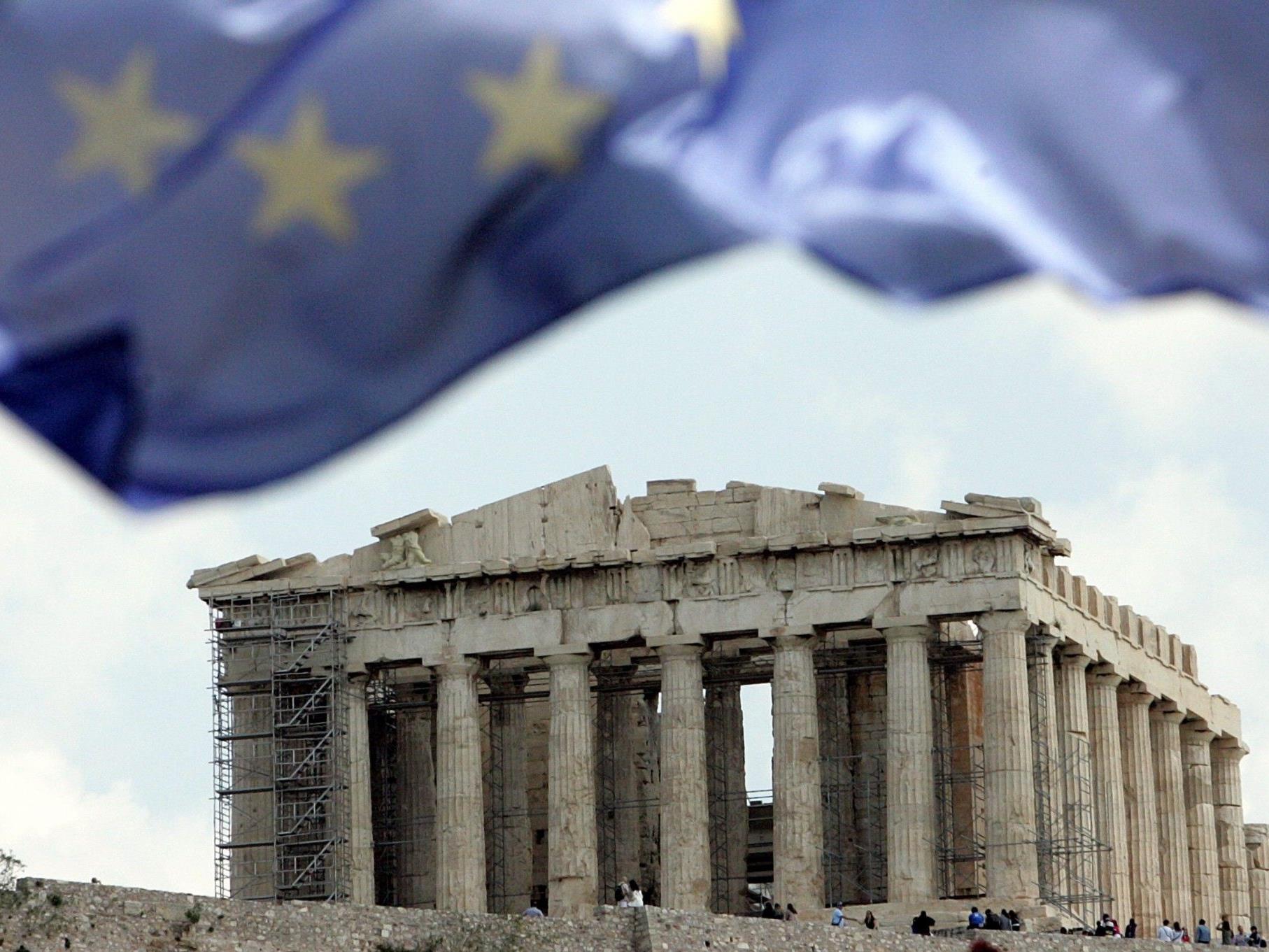 EU-Flagge und die Akropolis in Athen.