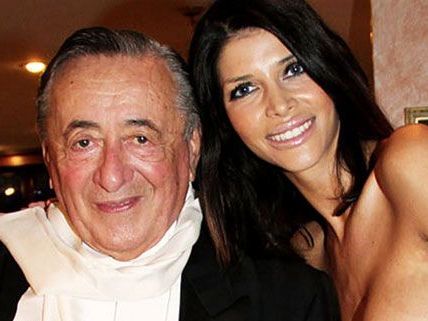Die Geburtstagstorte für Richard Lugner gabs von Micaela Schäfer Die Geburtstagstorte für Richard Lugner gabs von Micaela Schäfer