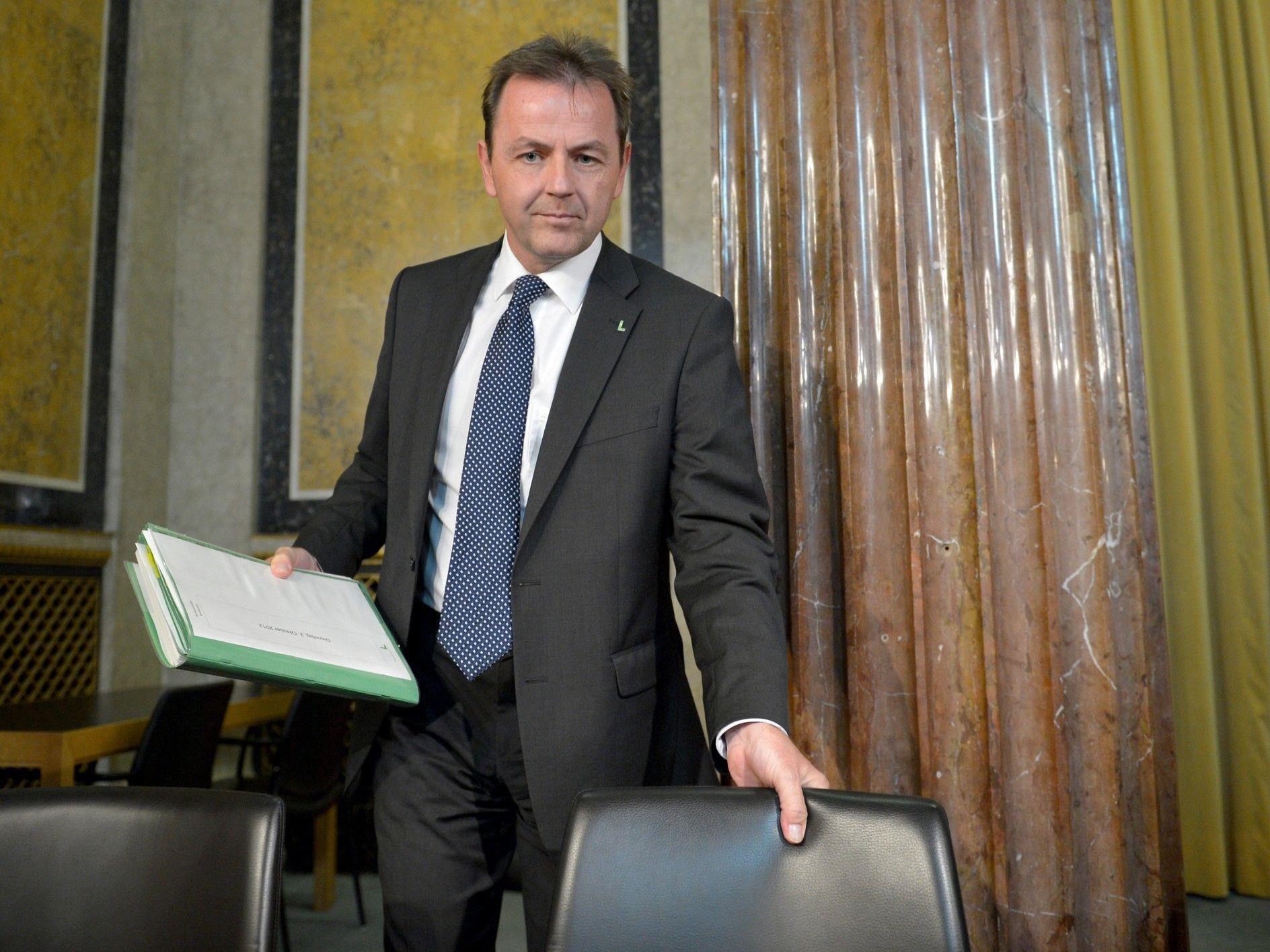 Umweltminister Nikolaus Berlakovich (ÖVP) stellt sich dem Untersuchungs-Ausschuss im Parlament.