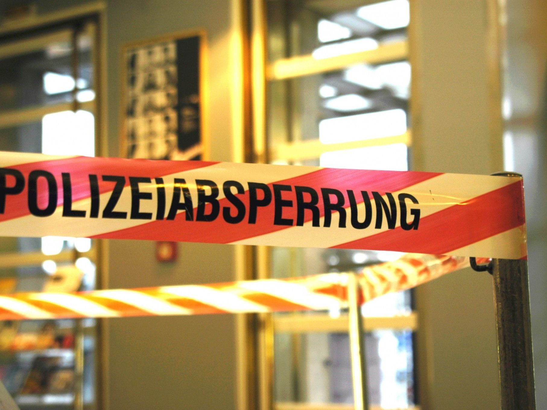 72-Jähriger stach auf Ehefrau ein und wollte sich selbst töten. 72-Jähriger stach auf Ehefrau ein und wollte sich selbst töten.