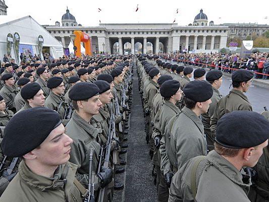 Die Bundesheer-Rekruten bei der Angelobung am Nationalfeiertag am Wiener Heldenplatz