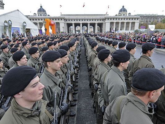 Die Bundesheer-Rekruten bei der Angelobung am Nationalfeiertag am Wiener Heldenplatz Die Bundesheer-Rekruten bei der Angelobung am Nationalfeiertag am Wiener Heldenplatz