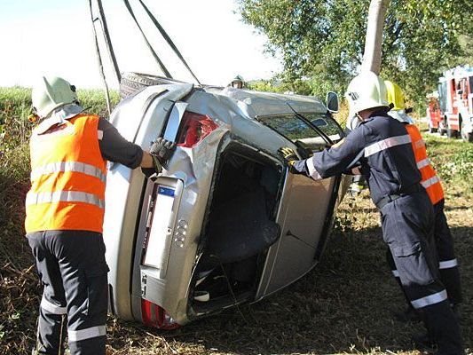 Die Feuerwehrleute beim Bergen des Pkws im Bezirk Tulln Die Feuerwehrleute beim Bergen des Pkws im Bezirk Tulln