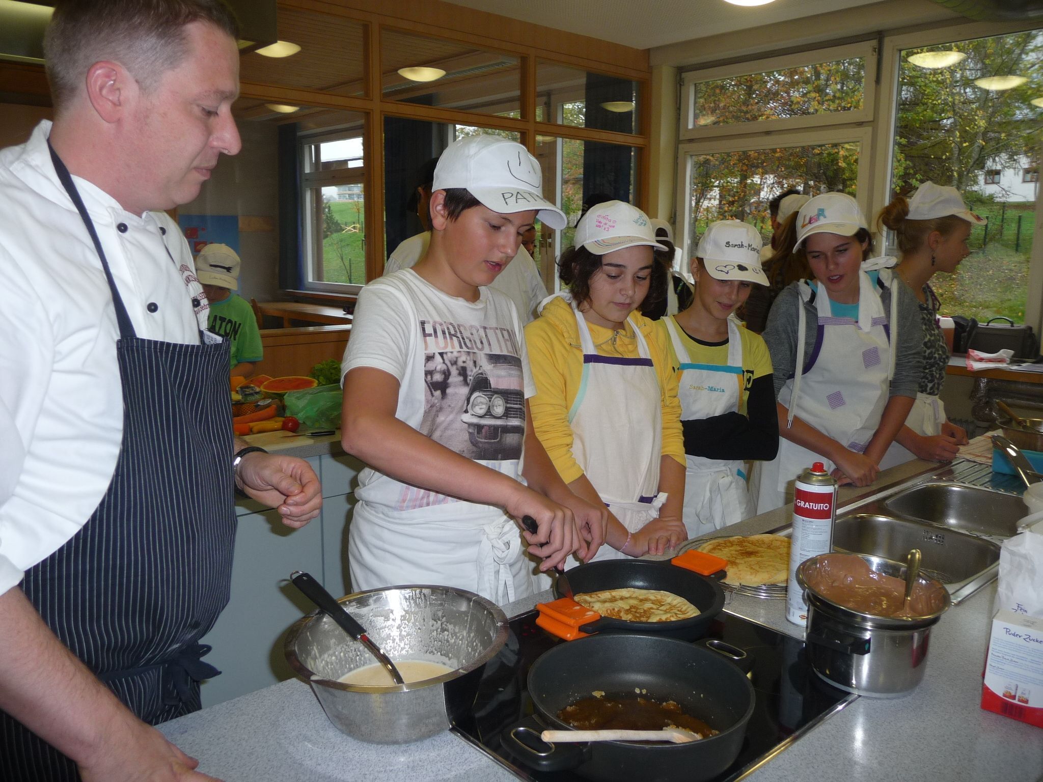 Chefkoch Ronald Behrens mit Patrick, Elisabeth, Sarah-Maria und Lisa. Chefkoch Ronald Behrens mit Patrick, Elisabeth, Sarah-Maria und Lisa.
