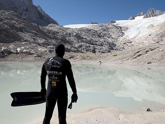 Extremtaucher Christian Redl bei seinem Training in einem Gletscher am Dachstein