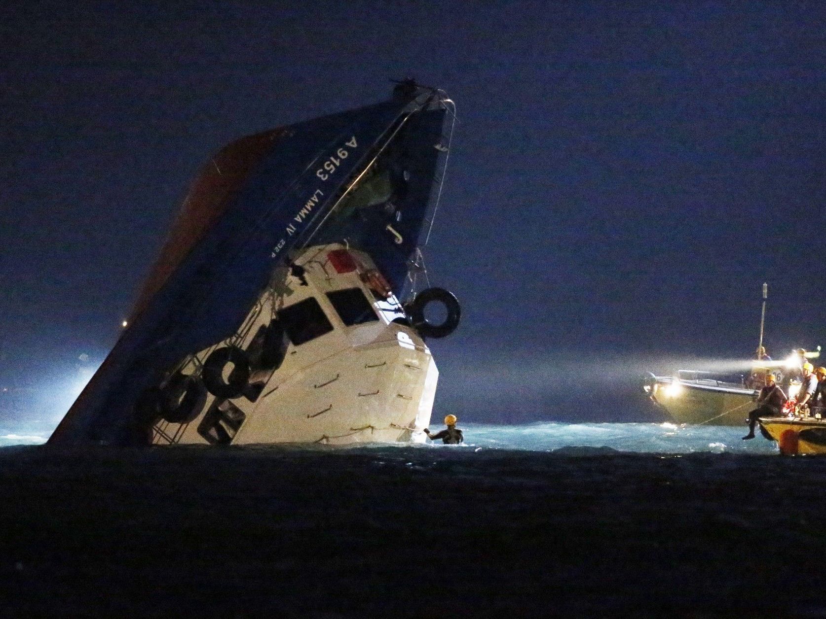 Schiff kollidiert mit Fähre: Zahlreiche Tote, neun Menschen in kritischem Zustand. Schiff kollidiert mit Fähre: Zahlreiche Tote, neun Menschen in kritischem Zustand.