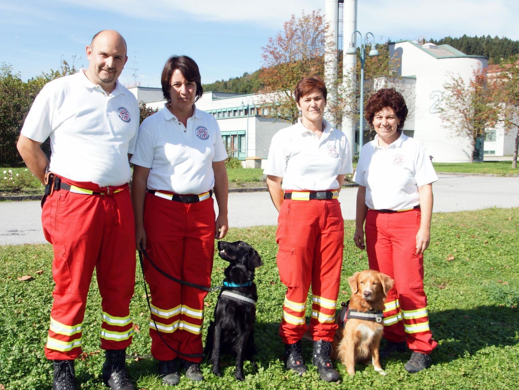 Rettungshundebrigade: v.li. Martin Nicolussi, Christl Bell, Andrea Lux, Heike Ratz. Rettungshundebrigade: v.li. Martin Nicolussi, Christl Bell, Andrea Lux, Heike Ratz.