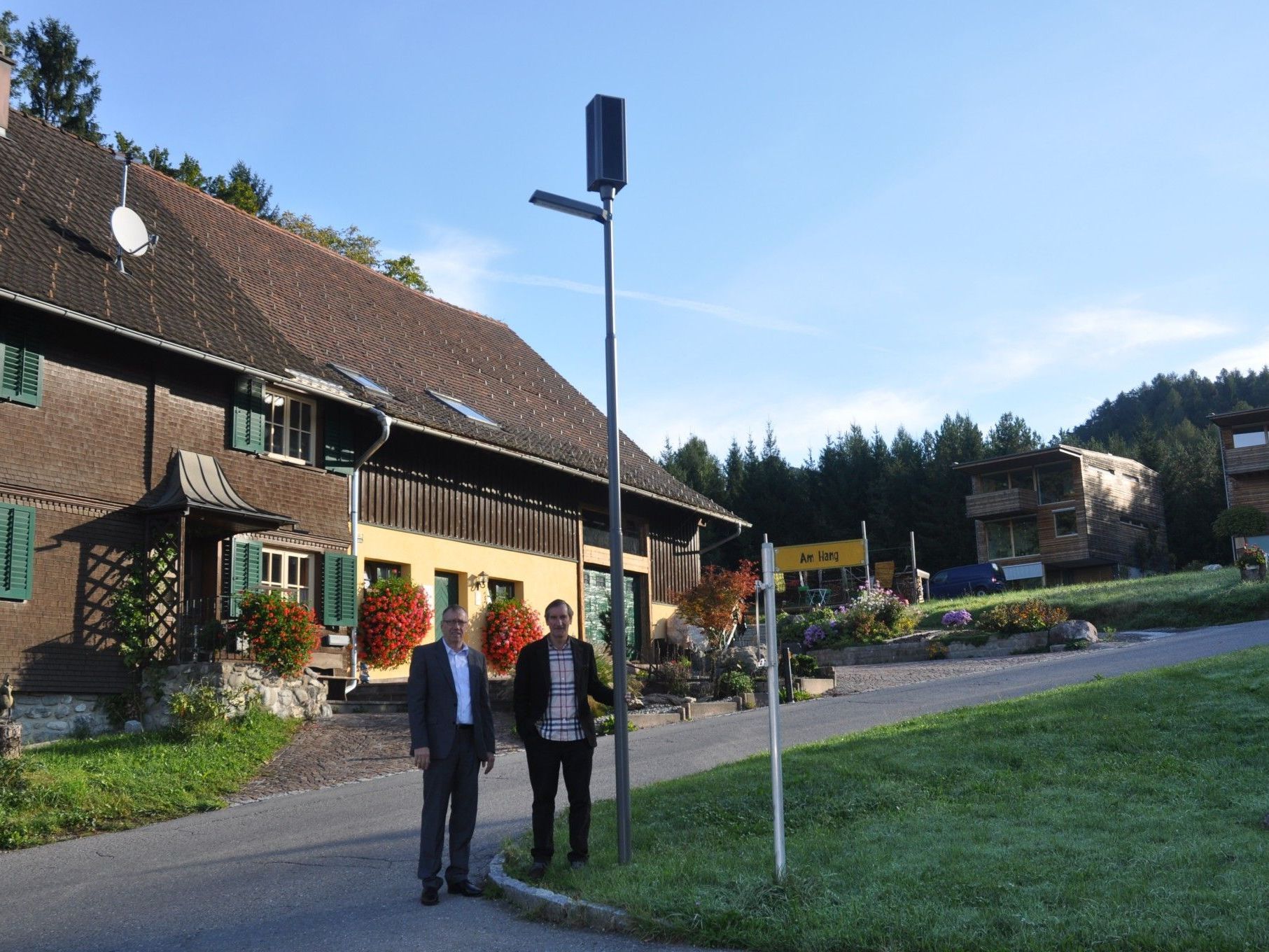 Soltec Geschäftsführerrd Richat Hutter und Bürgermeister Josef Mathis begutachten die Solarbeleutung. Soltec Geschäftsführerrd Richat Hutter und Bürgermeister Josef Mathis begutachten die Solarbeleutung.
