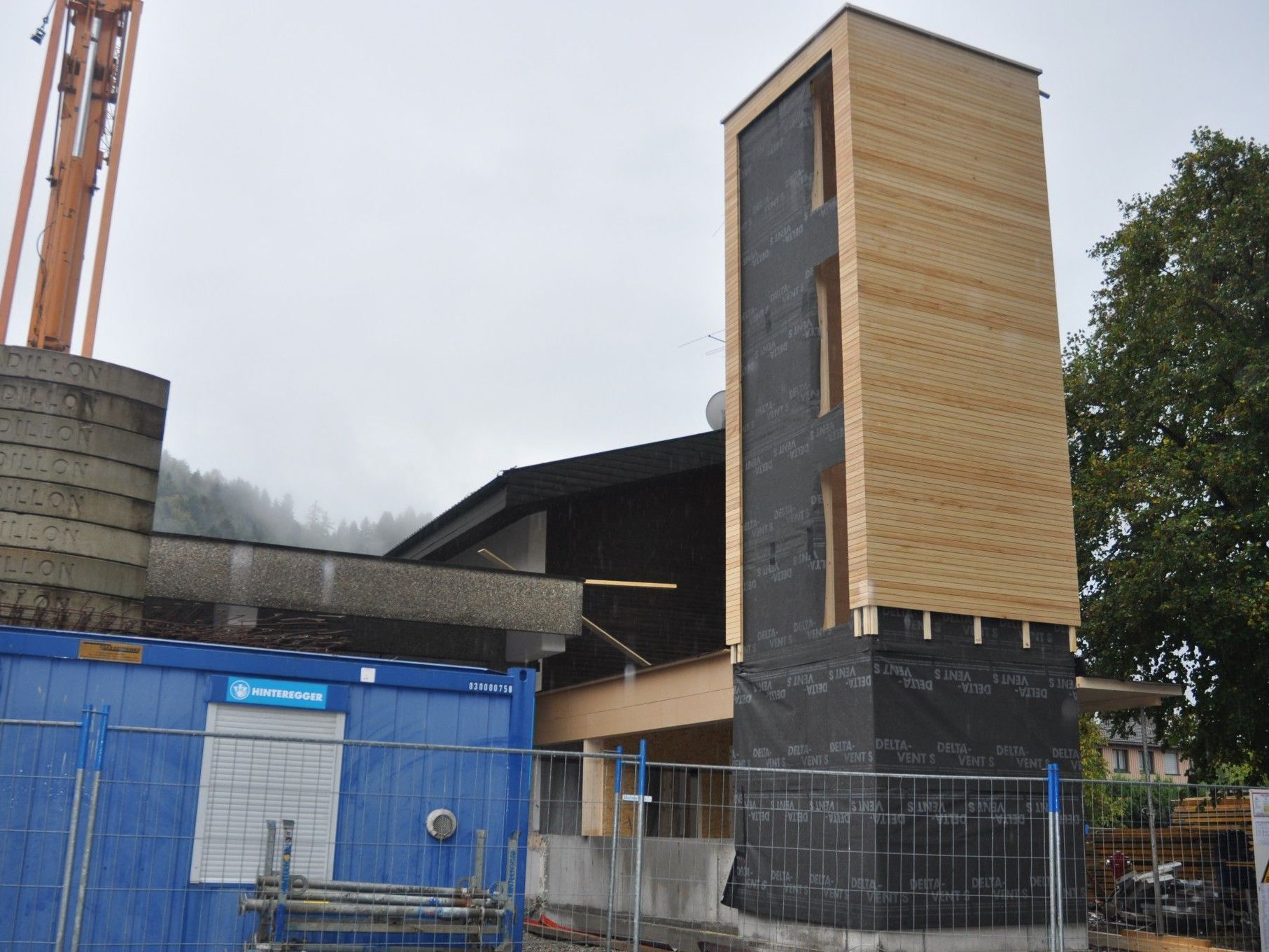 Der Schlauchturm beim Feuerwehrhaus in Muntlix steht bereits. Der Schlauchturm beim Feuerwehrhaus in Muntlix steht bereits.