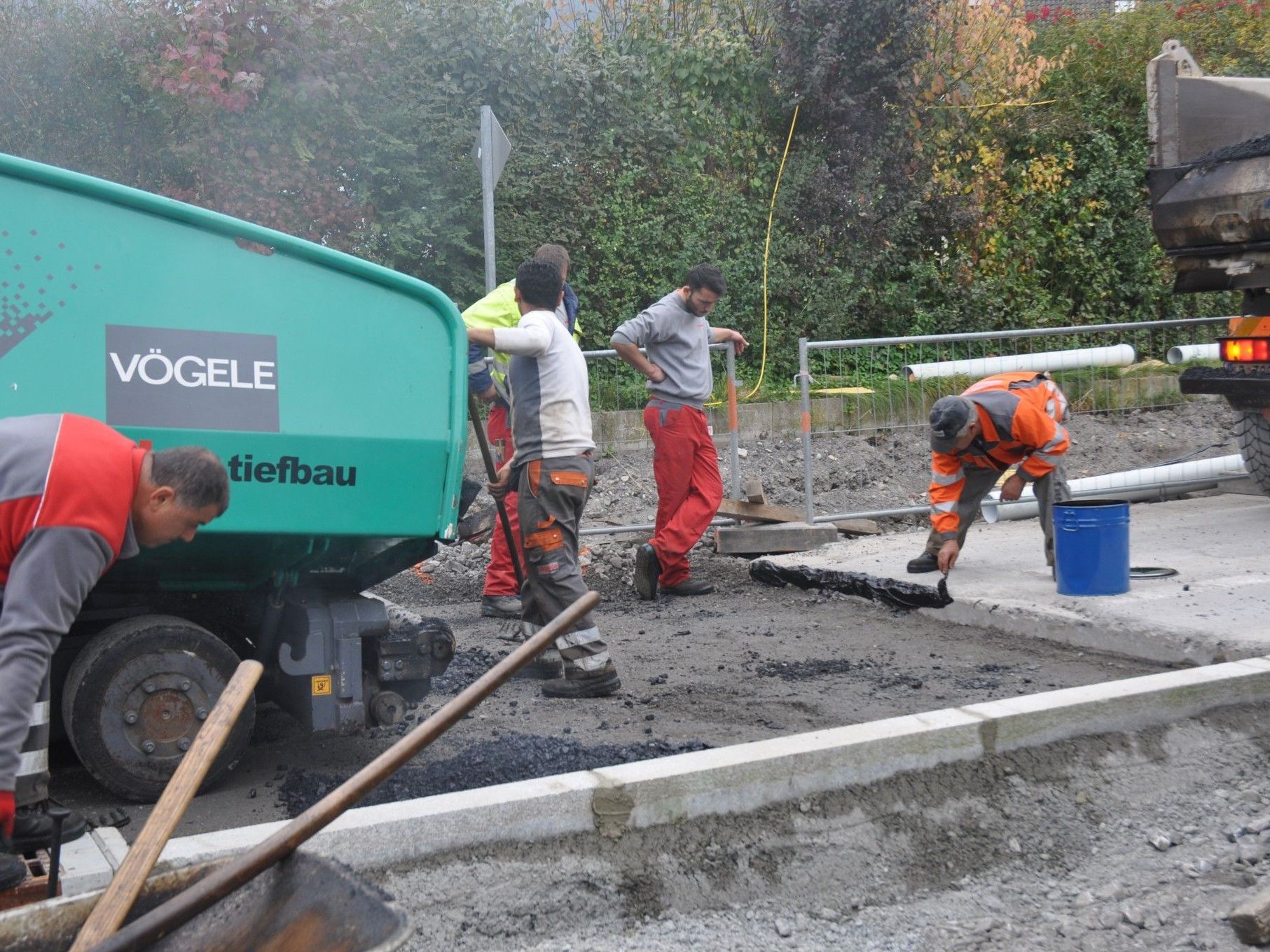 Die letzten Arbeiten an der Walgaustrasse in Klaus werden erledigt. Die letzten Arbeiten an der Walgaustrasse in Klaus werden erledigt.