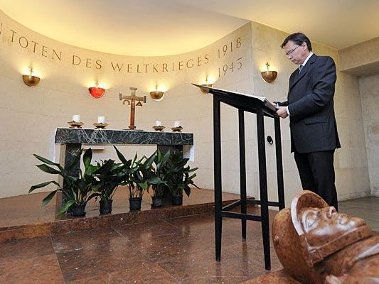 Darabos beim symbolischen Akt zur Umgestaltung der Krypta am Burgtor - nun soll es auch keine Kranzniederlegung mehr geben Darabos beim symbolischen Akt zur Umgestaltung der Krypta am Burgtor - nun soll es auch keine Kranzniederlegung mehr geben