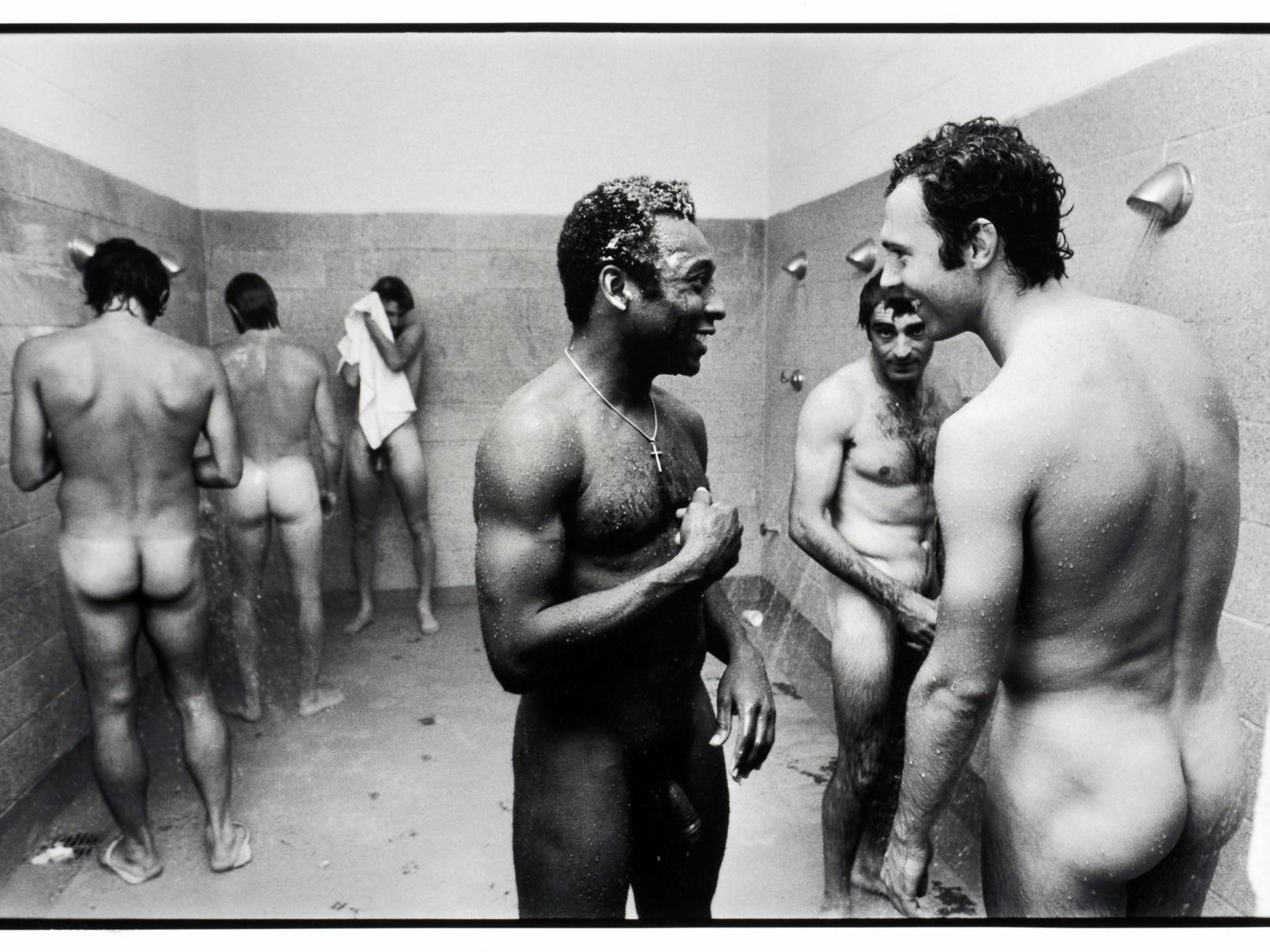 Pele und Franz Beckenbauer unter der Dusche, Fort Lauderdale, 1977. (Teutloff Photo + Video Collection, Bielefeld)