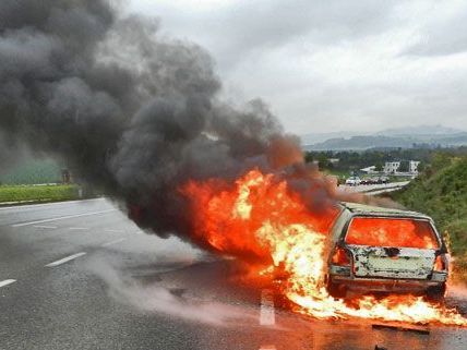 In Niederösterreich geriet ein Pkw in Vollbrand In Niederösterreich geriet ein Pkw in Vollbrand