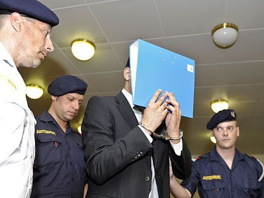 Der Angeklagte Lotfi D. beim Prozess um den Fesselmord in der Innenstadt Der Angeklagte Lotfi D. beim Prozess um den Fesselmord in der Innenstadt