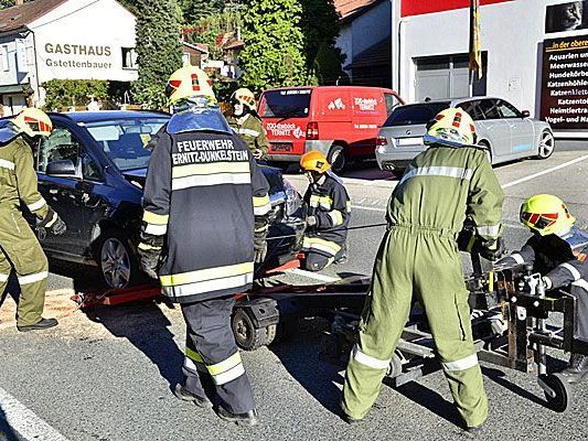 Die Feuerwehr bei der Bergung eines der Unfallwagen im Bezirk NeunkirchenUnfall_Bergung Die Feuerwehr bei der Bergung eines der Unfallwagen im Bezirk NeunkirchenUnfall_Bergung