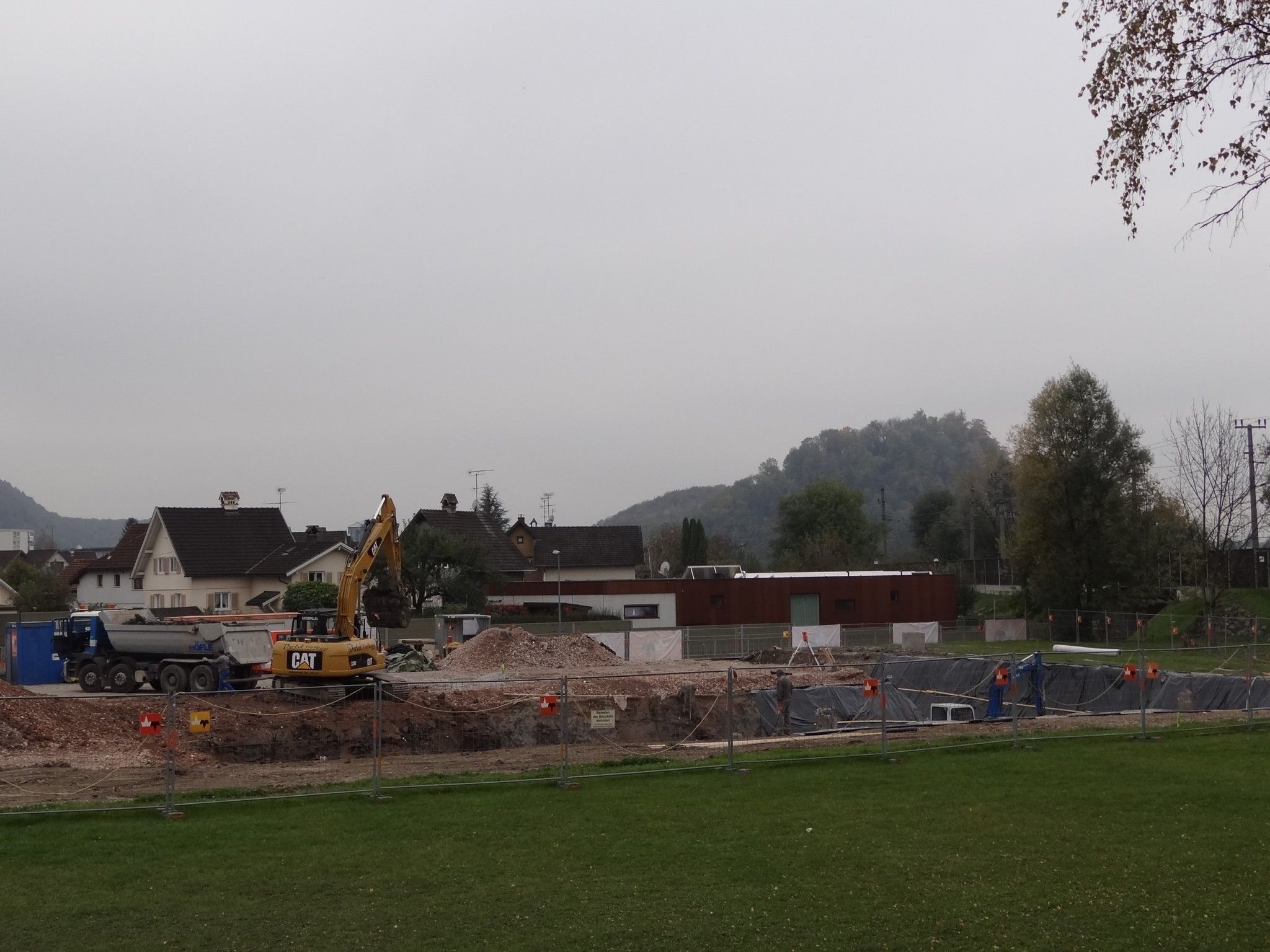 Der Aushub für das neue Feuerwehrhaus im Moos ist bereits angelaufen. Der Aushub für das neue Feuerwehrhaus im Moos ist bereits angelaufen.