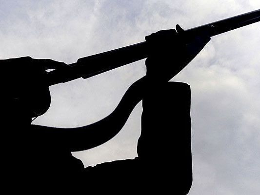 Mit einer Schrotflinte schoss der Großvater versehentlich auf die Enkelin Mit einer Schrotflinte schoss der Großvater versehentlich auf die Enkelin