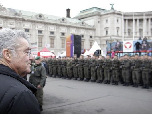 Bundespräsident Heinz Fischer am Nationalfeiertag am Heldenplatz