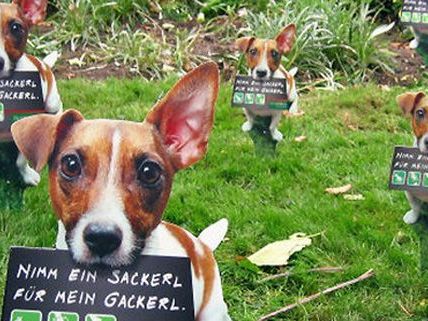 Die Sackerl-Gackerl-Aufsteller gegen Hundekot entstanden durch das Engagement von Petra Jens Die Sackerl-Gackerl-Aufsteller gegen Hundekot entstanden durch das Engagement von Petra Jens